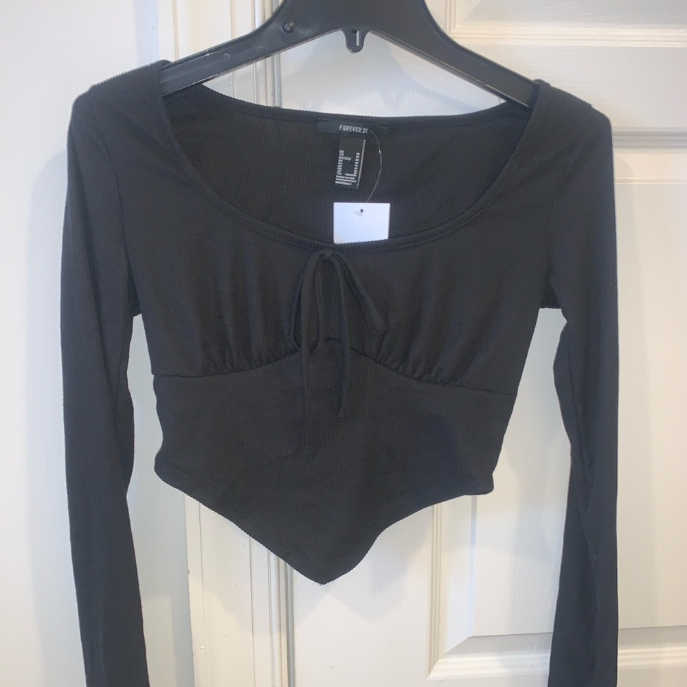 NWT Long Sleeved Knit Crop Top with hem detail - Forever 21 Size Medium in Black